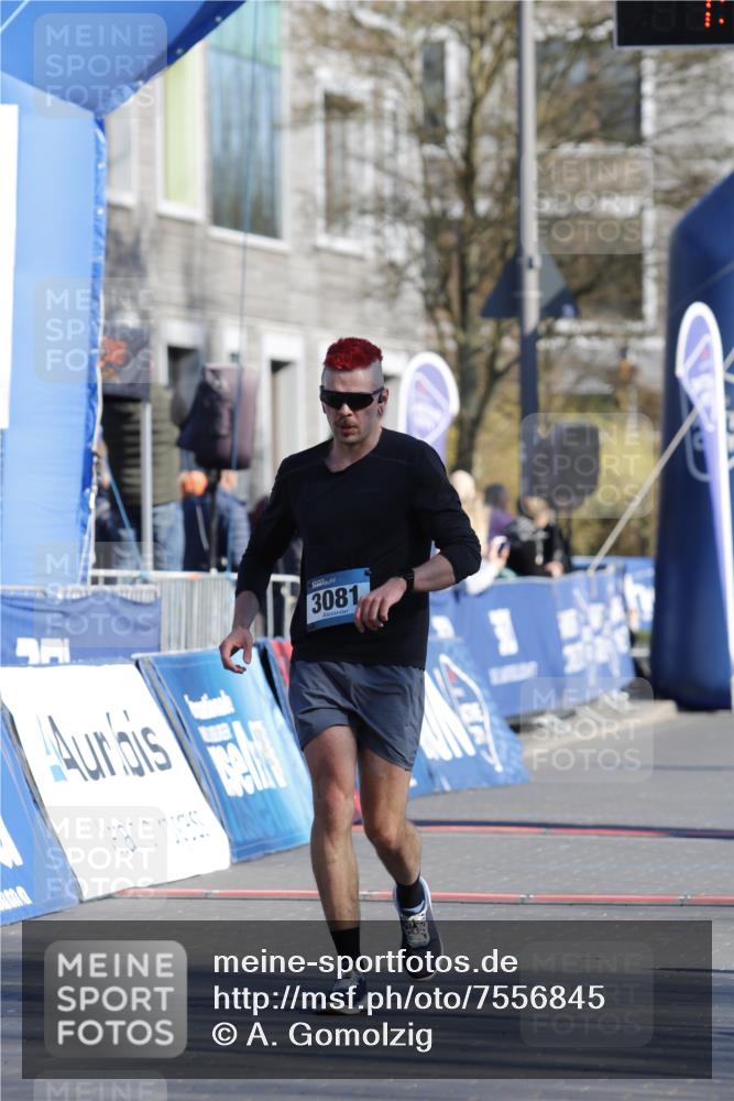 06.04.2025 - 44. Internationalen Wilhelmsburger Insellauf A. Gomolzig http://msf.ph/oto/7556845 06.04.2025 10:24:35 Ziel 3081, 3294 meine-sportfotos.de