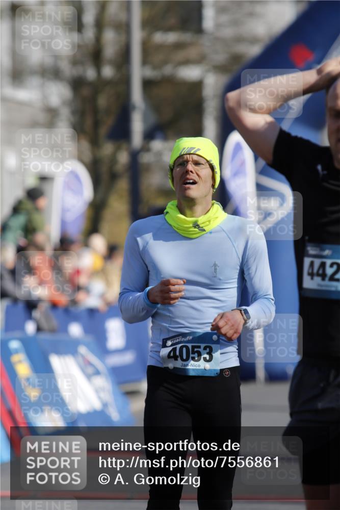 06.04.2025 - 44. Internationalen Wilhelmsburger Insellauf A. Gomolzig http://msf.ph/oto/7556861 06.04.2025 10:24:24 Ziel 3460, 4053, 4424 meine-sportfotos.de