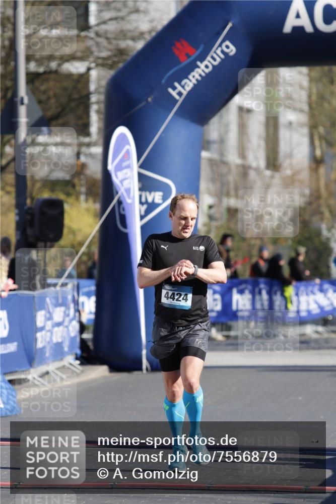 06.04.2025 - 44. Internationalen Wilhelmsburger Insellauf A. Gomolzig http://msf.ph/oto/7556879 06.04.2025 10:24:12 Ziel 3164, 4424 meine-sportfotos.de