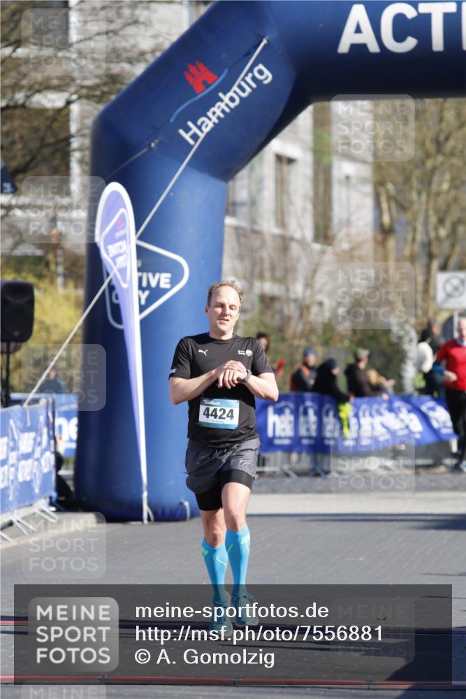 06.04.2025 - 44. Internationalen Wilhelmsburger Insellauf A. Gomolzig http://msf.ph/oto/7556881 06.04.2025 10:24:12 Ziel 3164, 4424 meine-sportfotos.de