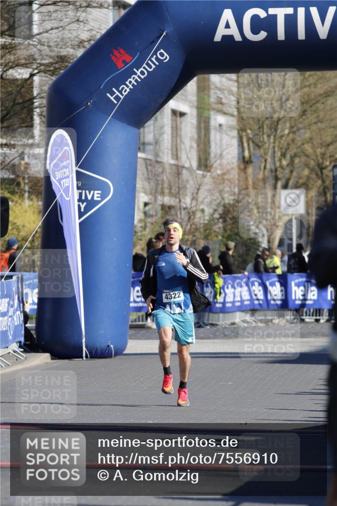 06.04.2025 - 44. Internationalen Wilhelmsburger Insellauf A. Gomolzig http://msf.ph/oto/7556910 06.04.2025 10:23:53 Ziel 3090, 3836 meine-sportfotos.de