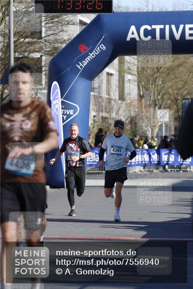 06.04.2025 - 44. Internationalen Wilhelmsburger Insellauf A. Gomolzig http://msf.ph/oto/7556940 06.04.2025 10:23:24 Ziel 3379, 3536, 4391, 4426 meine-sportfotos.de