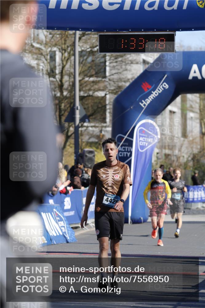 06.04.2025 - 44. Internationalen Wilhelmsburger Insellauf A. Gomolzig http://msf.ph/oto/7556950 06.04.2025 10:23:16 Ziel 4426, 4493, 4496 meine-sportfotos.de
