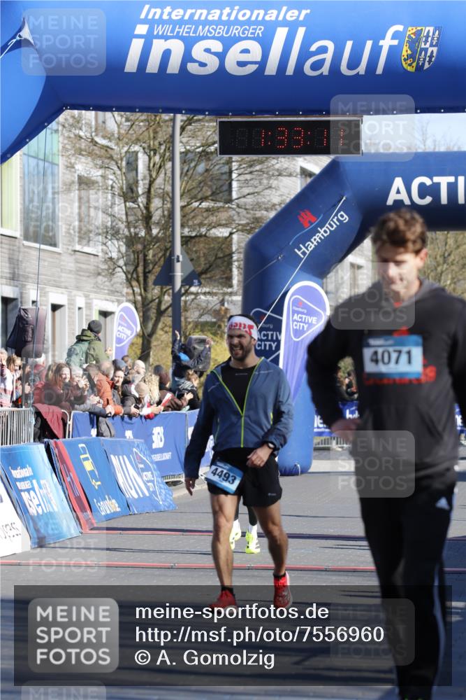 06.04.2025 - 44. Internationalen Wilhelmsburger Insellauf A. Gomolzig http://msf.ph/oto/7556960 06.04.2025 10:23:09 Ziel 4071, 4493, 4496 meine-sportfotos.de