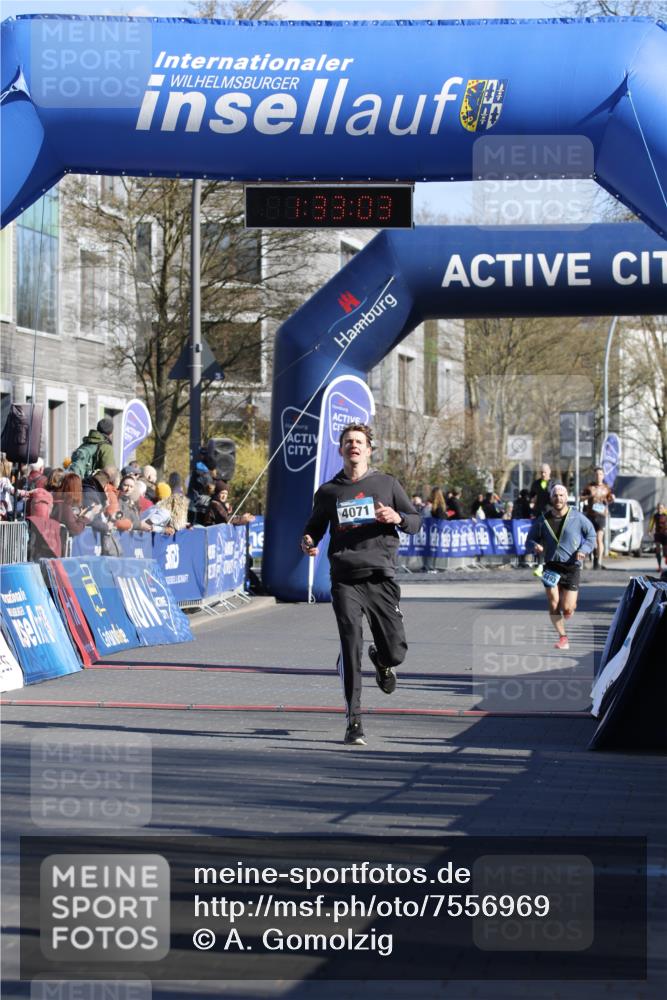 06.04.2025 - 44. Internationalen Wilhelmsburger Insellauf A. Gomolzig http://msf.ph/oto/7556969 06.04.2025 10:23:01 Ziel 3395, 4071, 4081 meine-sportfotos.de