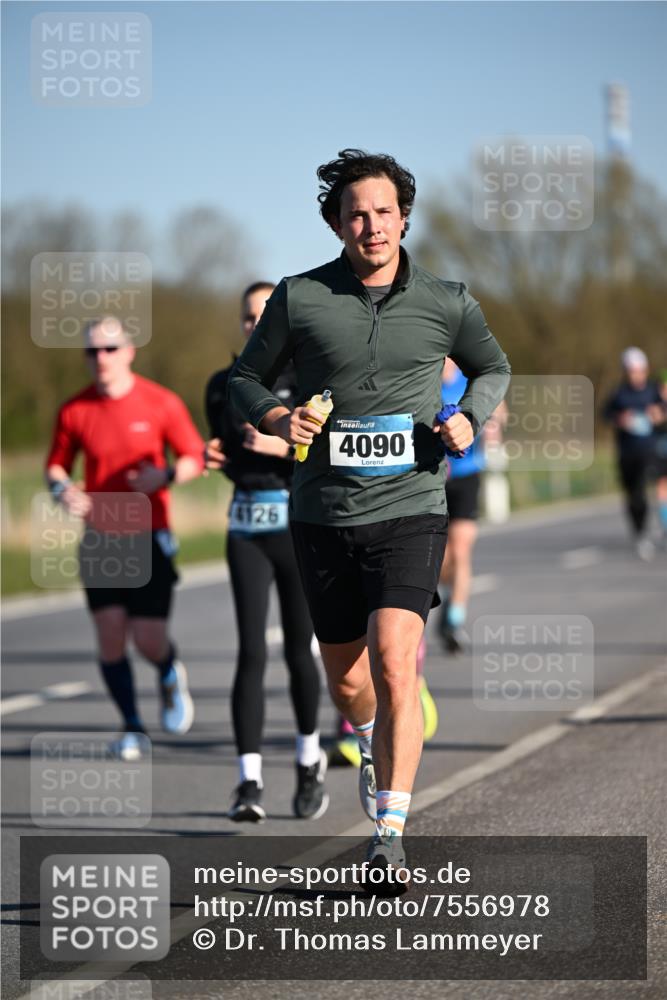 06.04.2025 - 44. Internationalen Wilhelmsburger Insellauf Dr. Thomas Lammeyer http://msf.ph/oto/7556978 06.04.2025 09:32:57 Laufen 4126, 4090 meine-sportfotos.de