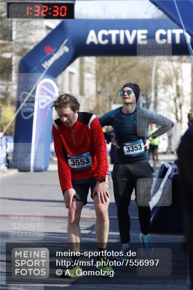 06.04.2025 - 44. Internationalen Wilhelmsburger Insellauf A. Gomolzig http://msf.ph/oto/7556997 06.04.2025 10:22:29 Ziel 3353, 3461, 3553, 4548 meine-sportfotos.de