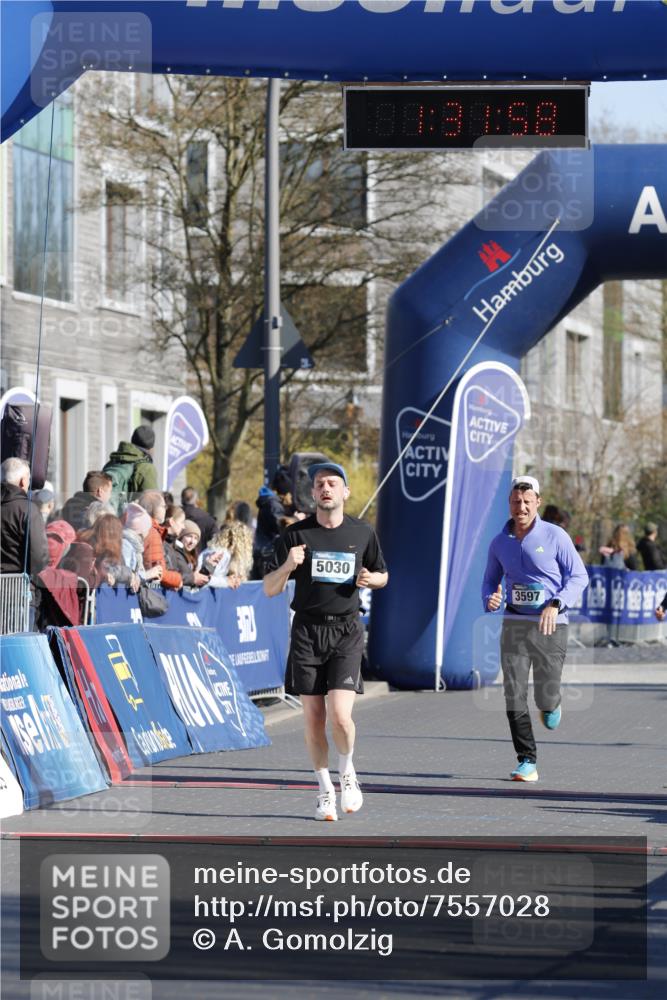 06.04.2025 - 44. Internationalen Wilhelmsburger Insellauf A. Gomolzig http://msf.ph/oto/7557028 06.04.2025 10:21:56 Ziel 4604, 5030 meine-sportfotos.de