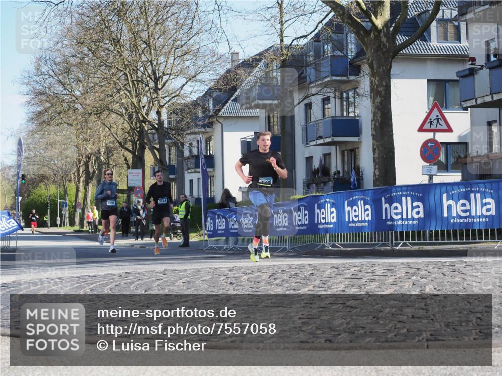 06.04.2025 - 44. Internationalen Wilhelmsburger Insellauf Luisa Fischer http://msf.ph/oto/7557058 06.04.2025 10:14:45 Ziel 3566, 3524, 599 meine-sportfotos.de