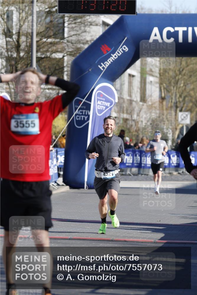 06.04.2025 - 44. Internationalen Wilhelmsburger Insellauf A. Gomolzig http://msf.ph/oto/7557073 06.04.2025 10:21:18 Ziel 3555, 4321 meine-sportfotos.de