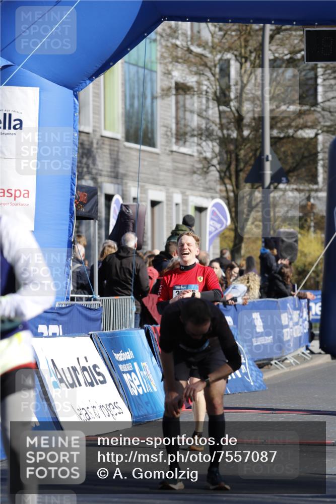06.04.2025 - 44. Internationalen Wilhelmsburger Insellauf A. Gomolzig http://msf.ph/oto/7557087 06.04.2025 10:21:09 Ziel 3555, 4215 meine-sportfotos.de
