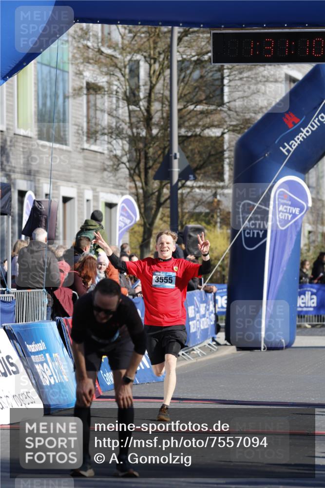 06.04.2025 - 44. Internationalen Wilhelmsburger Insellauf A. Gomolzig http://msf.ph/oto/7557094 06.04.2025 10:21:08 Ziel 3555, 4215 meine-sportfotos.de