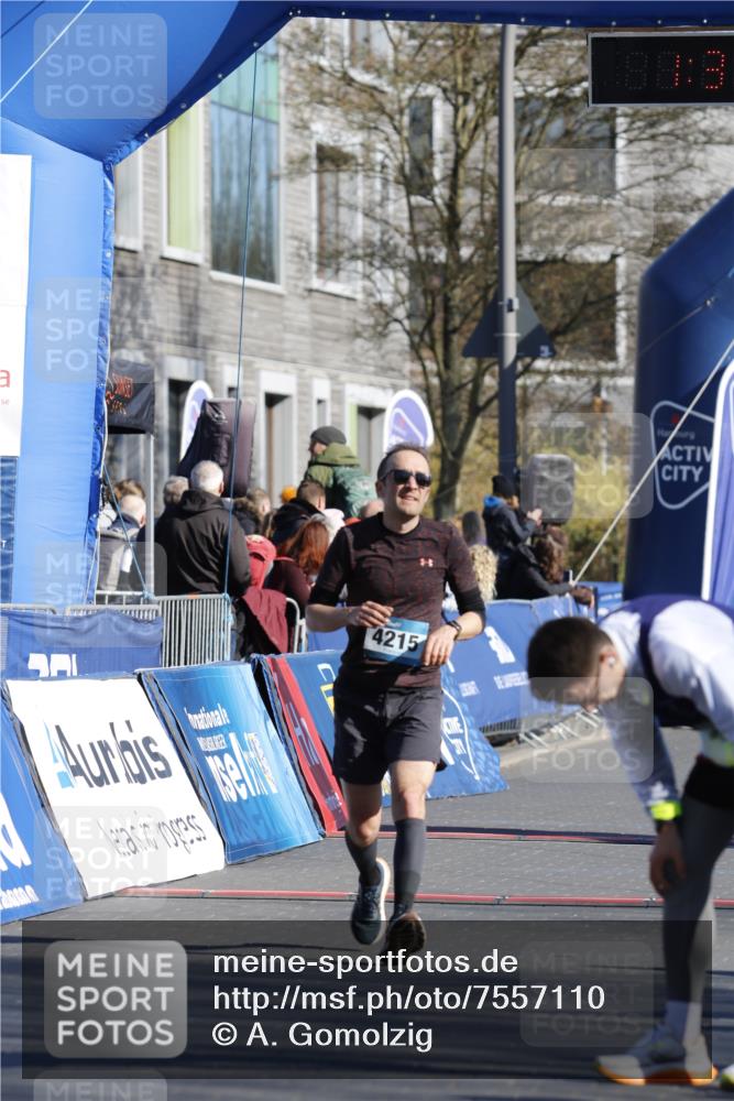 06.04.2025 - 44. Internationalen Wilhelmsburger Insellauf A. Gomolzig http://msf.ph/oto/7557110 06.04.2025 10:20:59 Ziel 4018, 4215, 4514 meine-sportfotos.de