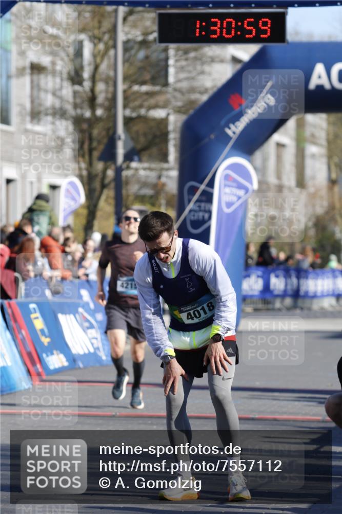 06.04.2025 - 44. Internationalen Wilhelmsburger Insellauf A. Gomolzig http://msf.ph/oto/7557112 06.04.2025 10:20:58 Ziel 4018, 4215, 4514 meine-sportfotos.de