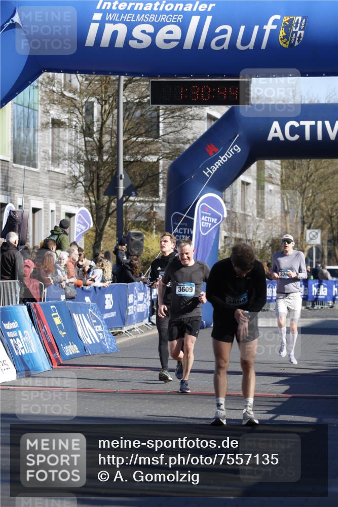 06.04.2025 - 44. Internationalen Wilhelmsburger Insellauf A. Gomolzig http://msf.ph/oto/7557135 06.04.2025 10:20:42 Ziel 3062, 3609, 3864 meine-sportfotos.de