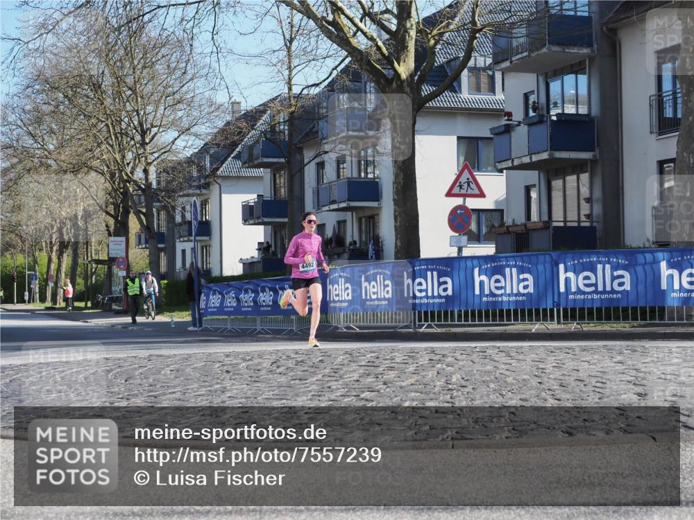 06.04.2025 - 44. Internationalen Wilhelmsburger Insellauf Luisa Fischer http://msf.ph/oto/7557239 06.04.2025 10:16:00 Ziel 4492 meine-sportfotos.de