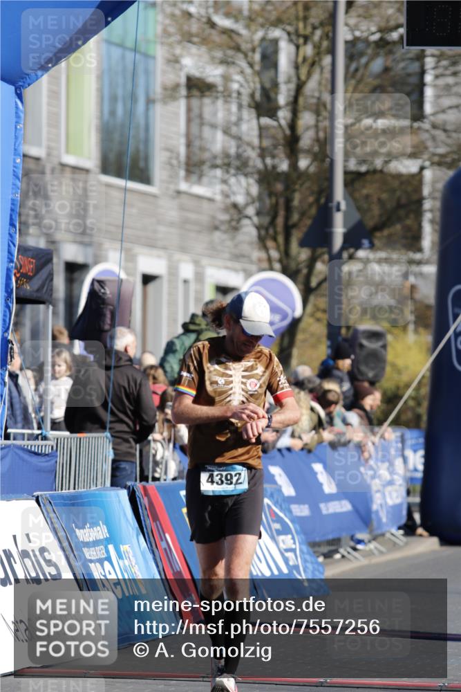 06.04.2025 - 44. Internationalen Wilhelmsburger Insellauf A. Gomolzig http://msf.ph/oto/7557256 06.04.2025 10:19:03 Ziel 4392 meine-sportfotos.de