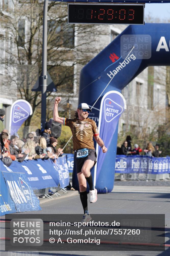 06.04.2025 - 44. Internationalen Wilhelmsburger Insellauf A. Gomolzig http://msf.ph/oto/7557260 06.04.2025 10:19:01 Ziel 4392 meine-sportfotos.de