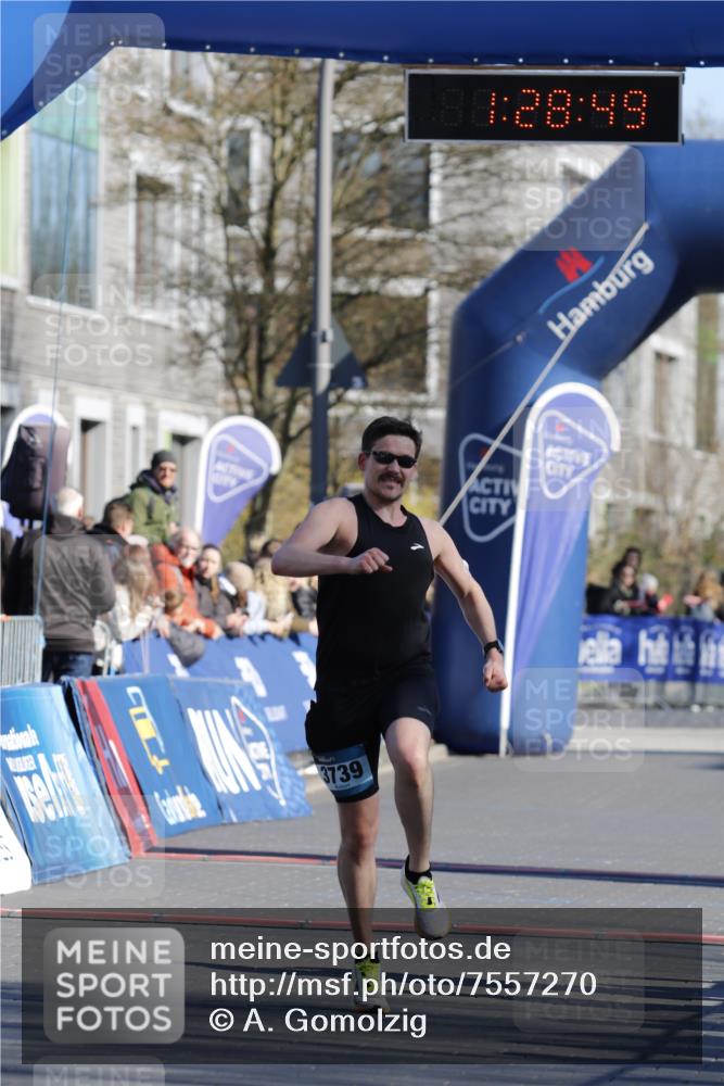06.04.2025 - 44. Internationalen Wilhelmsburger Insellauf A. Gomolzig http://msf.ph/oto/7557270 06.04.2025 10:18:47 Ziel 3203, 3643, 3739 meine-sportfotos.de