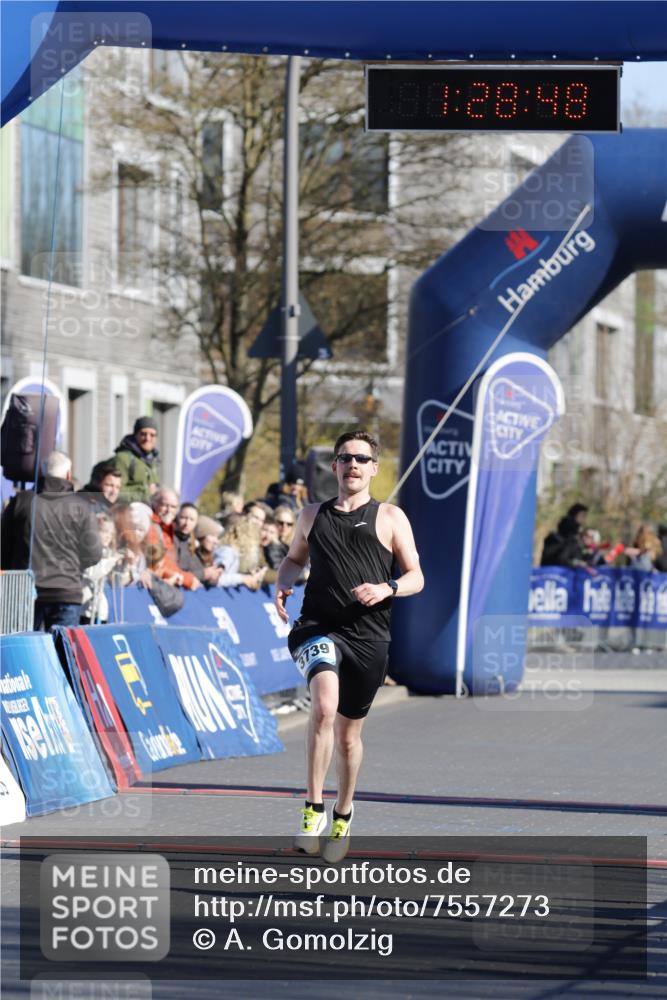 06.04.2025 - 44. Internationalen Wilhelmsburger Insellauf A. Gomolzig http://msf.ph/oto/7557273 06.04.2025 10:18:46 Ziel 3203, 3643, 3739 meine-sportfotos.de