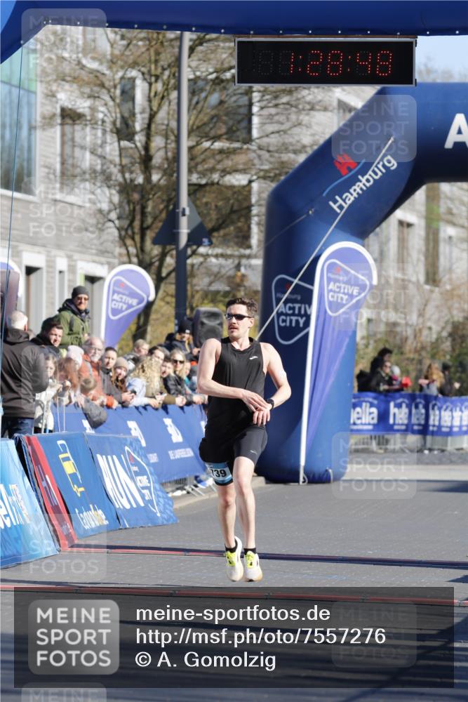 06.04.2025 - 44. Internationalen Wilhelmsburger Insellauf A. Gomolzig http://msf.ph/oto/7557276 06.04.2025 10:18:46 Ziel 3203, 3643, 3739 meine-sportfotos.de