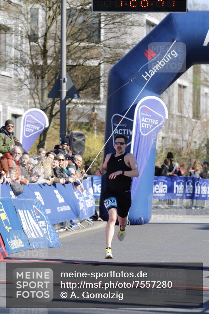 06.04.2025 - 44. Internationalen Wilhelmsburger Insellauf A. Gomolzig http://msf.ph/oto/7557280 06.04.2025 10:18:45 Ziel 3203, 3643, 3739 meine-sportfotos.de