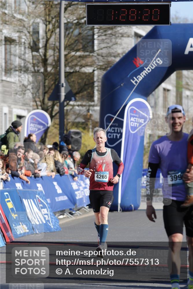 06.04.2025 - 44. Internationalen Wilhelmsburger Insellauf A. Gomolzig http://msf.ph/oto/7557313 06.04.2025 10:18:19 Ziel 3368, 4265 meine-sportfotos.de