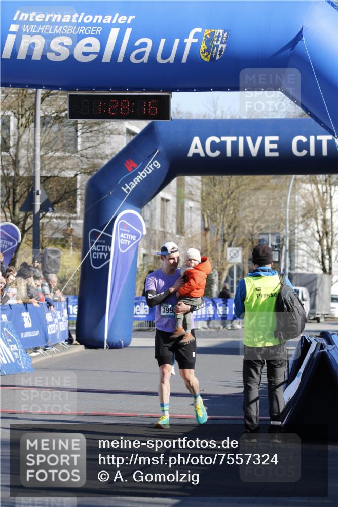 06.04.2025 - 44. Internationalen Wilhelmsburger Insellauf A. Gomolzig http://msf.ph/oto/7557324 06.04.2025 10:18:14 Ziel 3368, 3994 meine-sportfotos.de