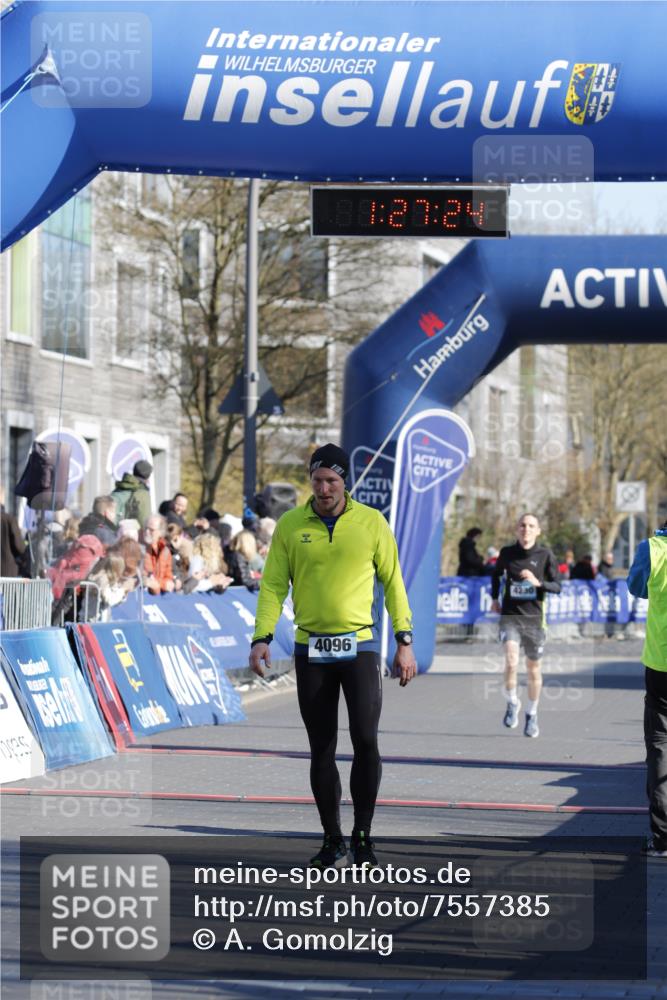 06.04.2025 - 44. Internationalen Wilhelmsburger Insellauf A. Gomolzig http://msf.ph/oto/7557385 06.04.2025 10:17:23 Ziel 4096 meine-sportfotos.de