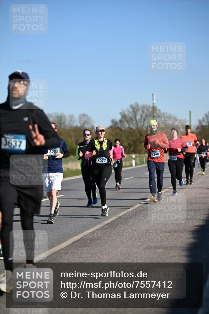 06.04.2025 - 44. Internationalen Wilhelmsburger Insellauf Dr. Thomas Lammeyer http://msf.ph/oto/7557412 06.04.2025 09:33:25 Laufen 3637, 3288, 3340, 3077, 3565, 309, 2 meine-sportfotos.de