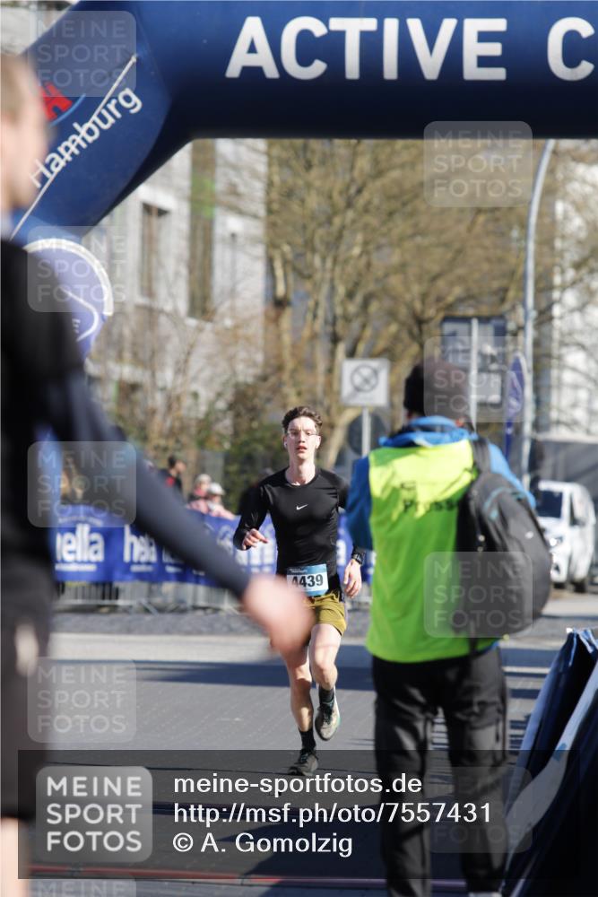 06.04.2025 - 44. Internationalen Wilhelmsburger Insellauf A. Gomolzig http://msf.ph/oto/7557431 06.04.2025 10:16:39 Ziel  meine-sportfotos.de