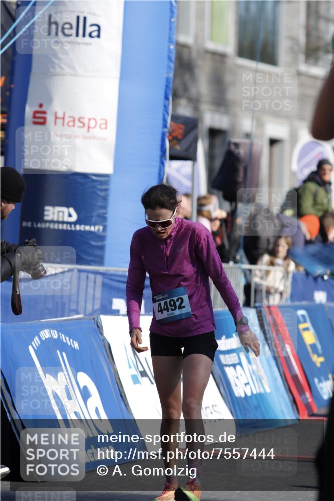 06.04.2025 - 44. Internationalen Wilhelmsburger Insellauf A. Gomolzig http://msf.ph/oto/7557444 06.04.2025 10:16:12 Ziel 4492 meine-sportfotos.de