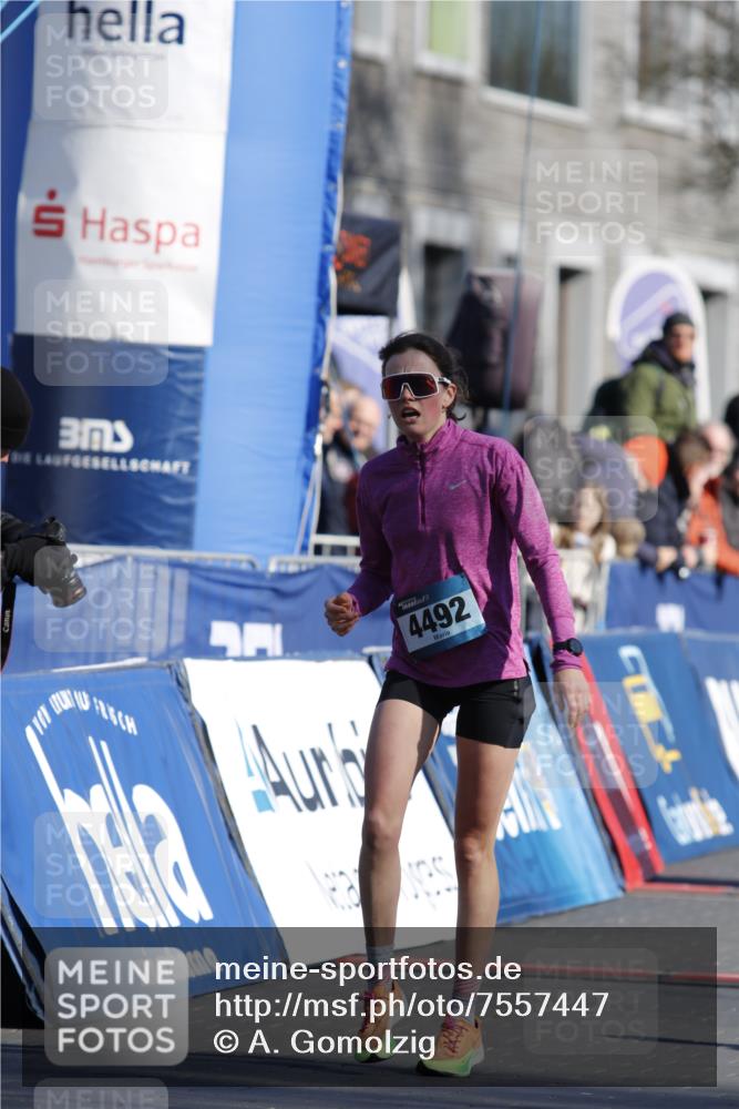 06.04.2025 - 44. Internationalen Wilhelmsburger Insellauf A. Gomolzig http://msf.ph/oto/7557447 06.04.2025 10:16:11 Ziel 4492 meine-sportfotos.de