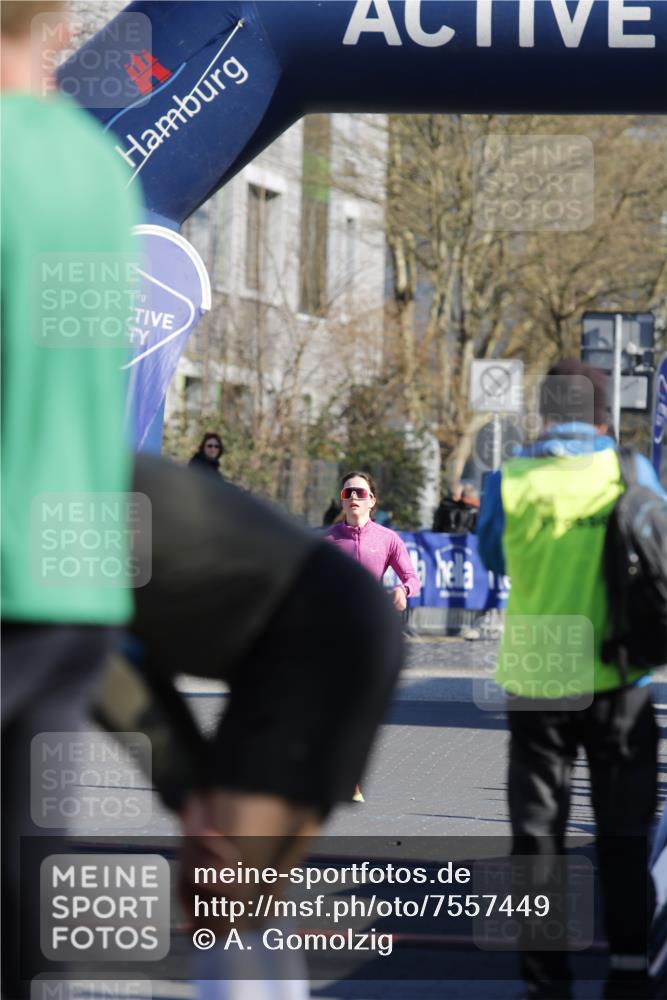 06.04.2025 - 44. Internationalen Wilhelmsburger Insellauf A. Gomolzig http://msf.ph/oto/7557449 06.04.2025 10:16:06 Ziel  meine-sportfotos.de