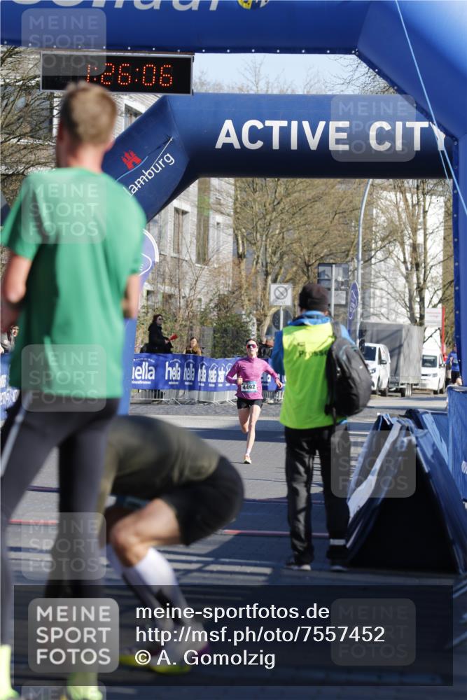 06.04.2025 - 44. Internationalen Wilhelmsburger Insellauf A. Gomolzig http://msf.ph/oto/7557452 06.04.2025 10:16:04 Ziel  meine-sportfotos.de