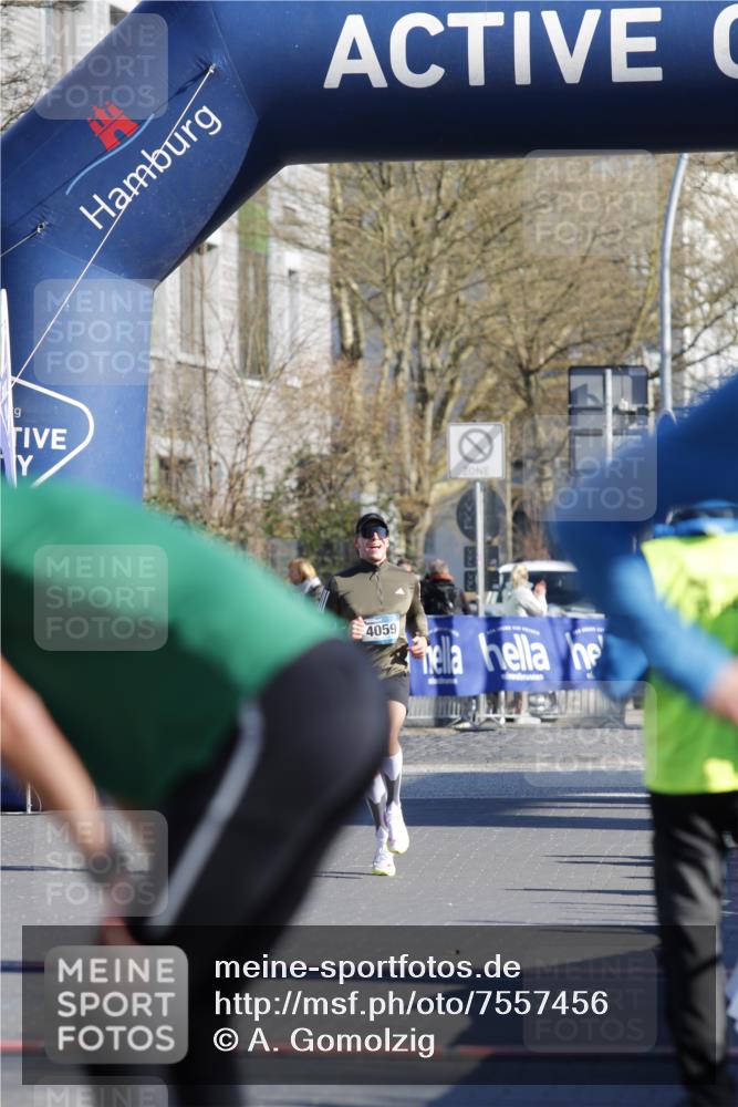 06.04.2025 - 44. Internationalen Wilhelmsburger Insellauf A. Gomolzig http://msf.ph/oto/7557456 06.04.2025 10:15:44 Ziel  meine-sportfotos.de