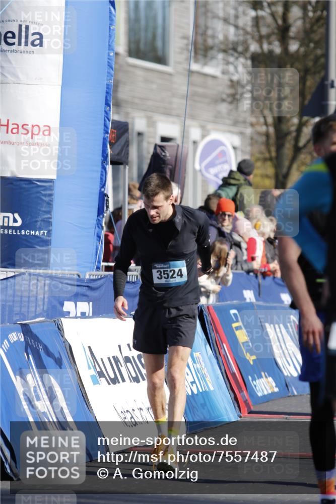 06.04.2025 - 44. Internationalen Wilhelmsburger Insellauf A. Gomolzig http://msf.ph/oto/7557487 06.04.2025 10:14:57 Ziel 3399, 3524, 3566, 3599 meine-sportfotos.de