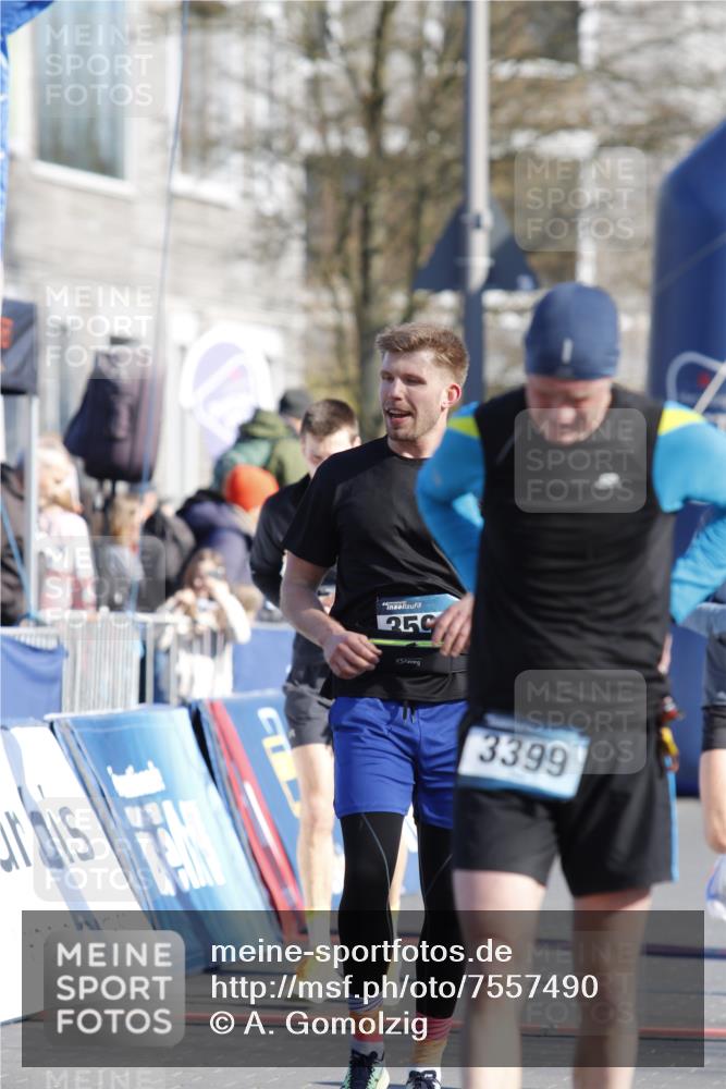 06.04.2025 - 44. Internationalen Wilhelmsburger Insellauf A. Gomolzig http://msf.ph/oto/7557490 06.04.2025 10:14:56 Ziel 3399, 3524, 3566, 3599 meine-sportfotos.de