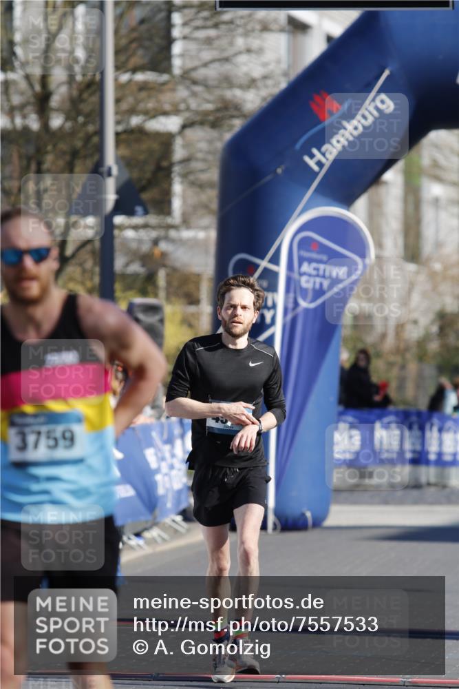 06.04.2025 - 44. Internationalen Wilhelmsburger Insellauf A. Gomolzig http://msf.ph/oto/7557533 06.04.2025 10:14:20 Ziel 3759, 4511 meine-sportfotos.de
