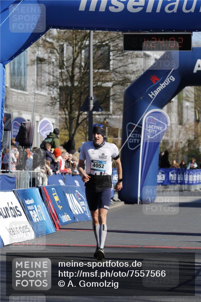 06.04.2025 - 44. Internationalen Wilhelmsburger Insellauf A. Gomolzig http://msf.ph/oto/7557566 06.04.2025 10:14:00 Ziel 3184, 3189, 4052, 4618 meine-sportfotos.de