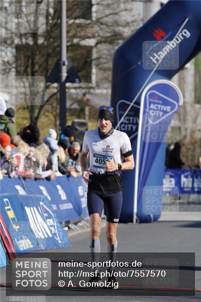06.04.2025 - 44. Internationalen Wilhelmsburger Insellauf A. Gomolzig http://msf.ph/oto/7557570 06.04.2025 10:13:59 Ziel 3184, 3189, 4052, 4618 meine-sportfotos.de