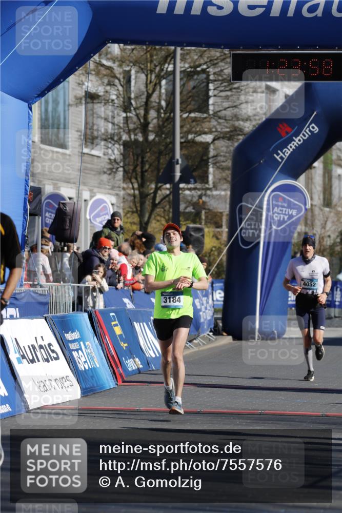 06.04.2025 - 44. Internationalen Wilhelmsburger Insellauf A. Gomolzig http://msf.ph/oto/7557576 06.04.2025 10:13:56 Ziel 3184, 3189, 4618 meine-sportfotos.de
