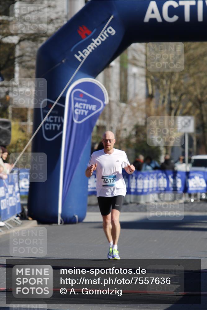 06.04.2025 - 44. Internationalen Wilhelmsburger Insellauf A. Gomolzig http://msf.ph/oto/7557636 06.04.2025 10:13:17 Ziel  meine-sportfotos.de
