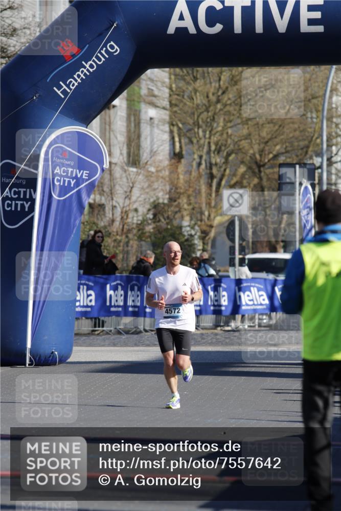 06.04.2025 - 44. Internationalen Wilhelmsburger Insellauf A. Gomolzig http://msf.ph/oto/7557642 06.04.2025 10:13:15 Ziel  meine-sportfotos.de