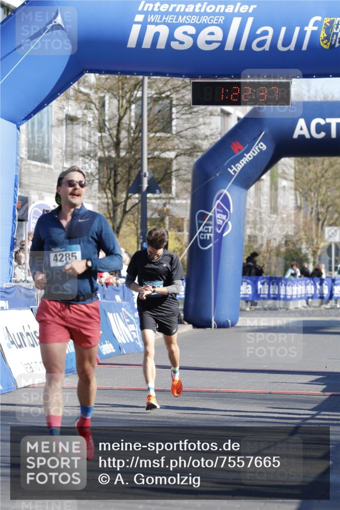 06.04.2025 - 44. Internationalen Wilhelmsburger Insellauf A. Gomolzig http://msf.ph/oto/7557665 06.04.2025 10:12:35 Ziel 4206, 4285 meine-sportfotos.de