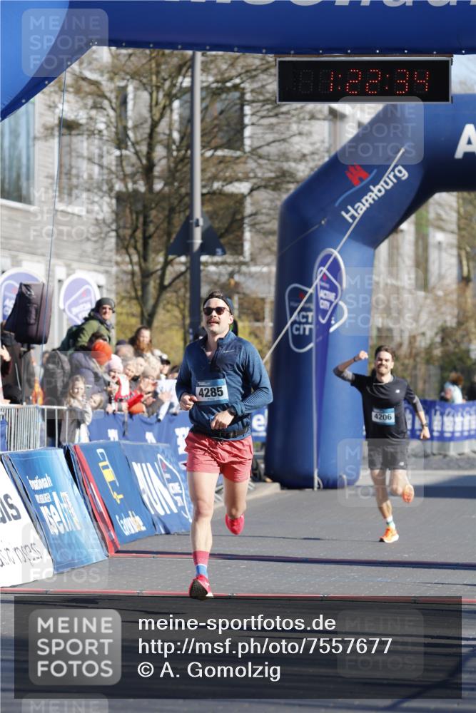 06.04.2025 - 44. Internationalen Wilhelmsburger Insellauf A. Gomolzig http://msf.ph/oto/7557677 06.04.2025 10:12:32 Ziel 4285 meine-sportfotos.de