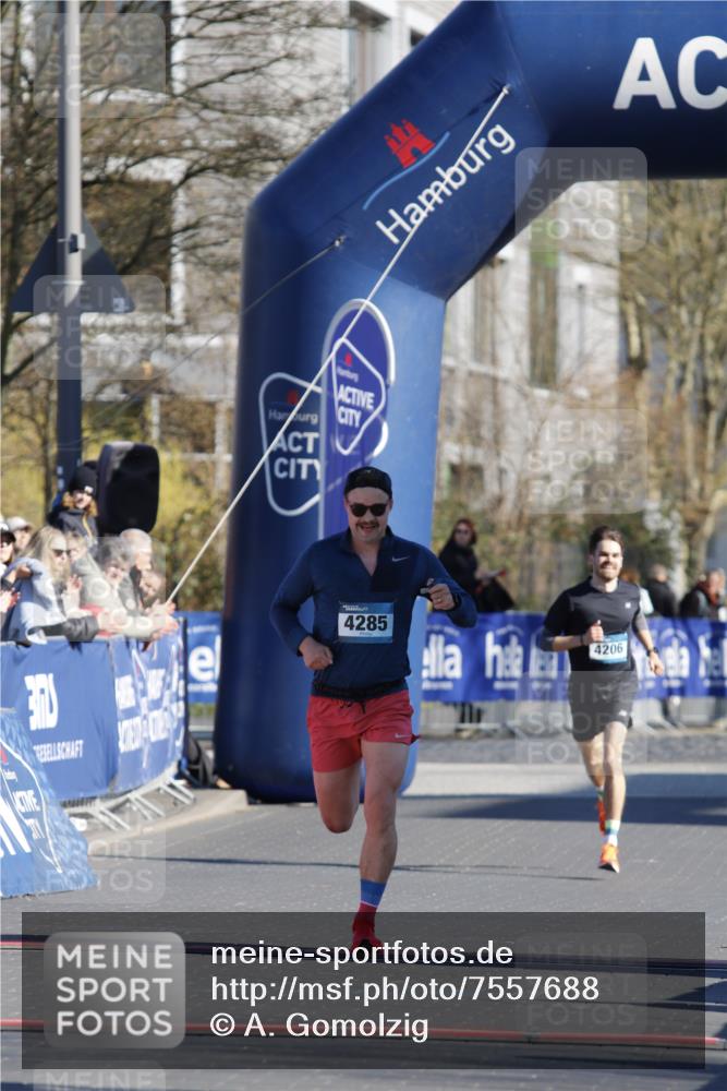 06.04.2025 - 44. Internationalen Wilhelmsburger Insellauf A. Gomolzig http://msf.ph/oto/7557688 06.04.2025 10:12:30 Ziel  meine-sportfotos.de