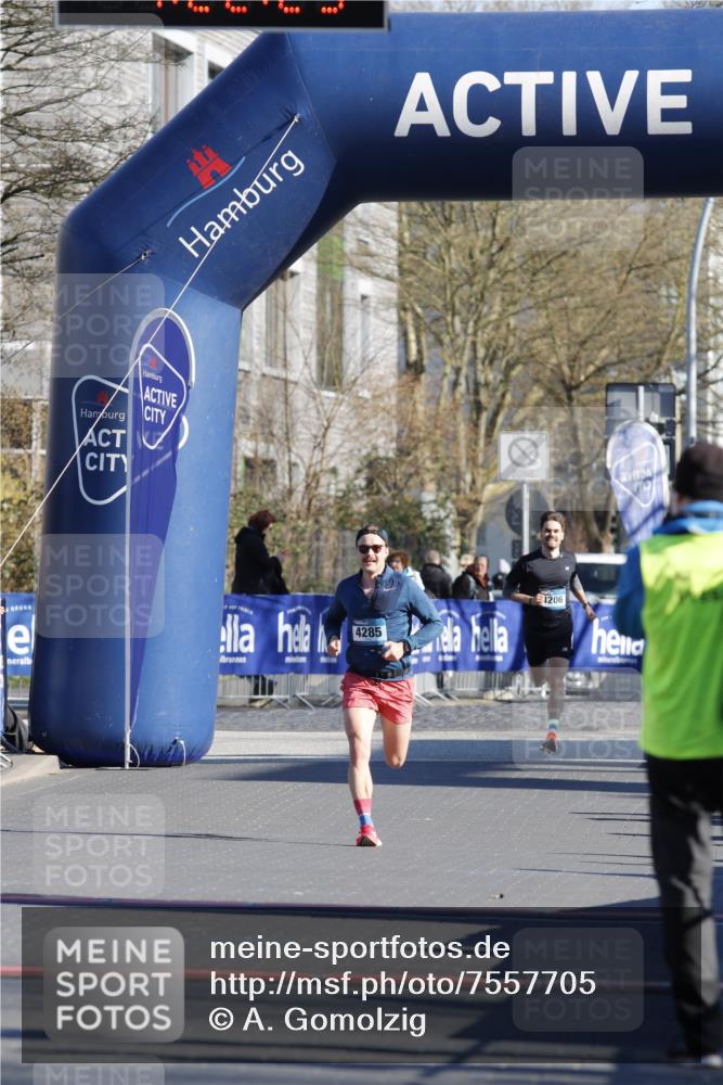 06.04.2025 - 44. Internationalen Wilhelmsburger Insellauf A. Gomolzig http://msf.ph/oto/7557705 06.04.2025 10:12:28 Ziel  meine-sportfotos.de
