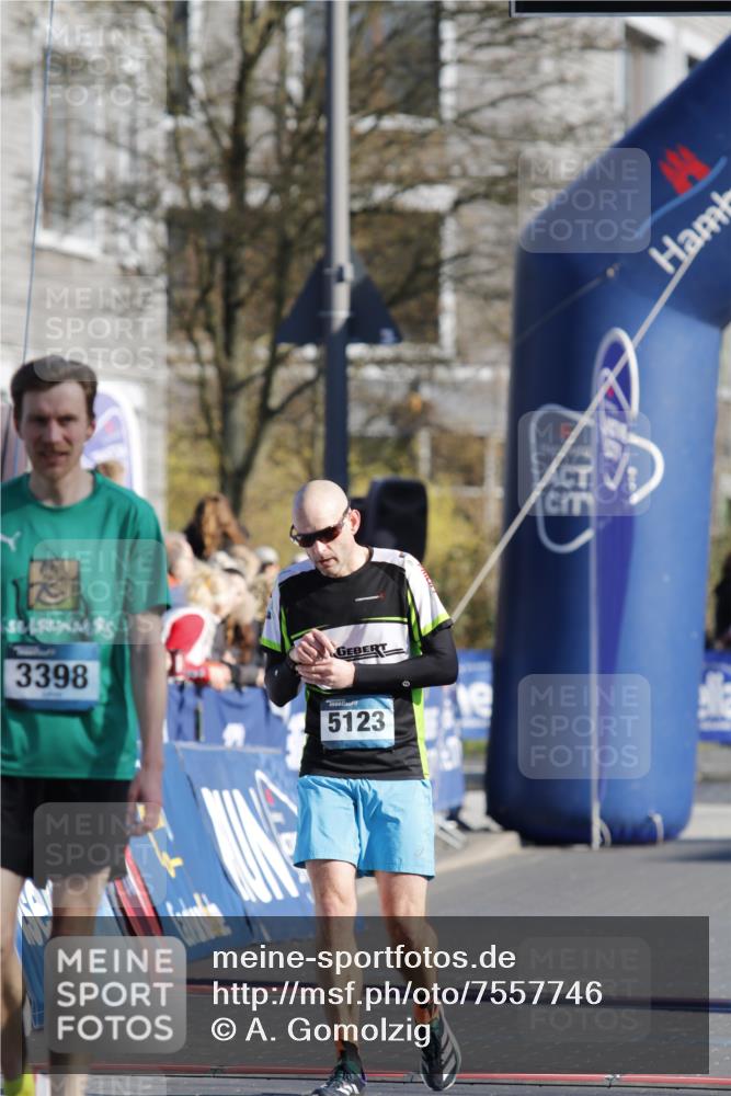 06.04.2025 - 44. Internationalen Wilhelmsburger Insellauf A. Gomolzig http://msf.ph/oto/7557746 06.04.2025 10:11:18 Ziel 3398, 5001, 5037, 5123 meine-sportfotos.de