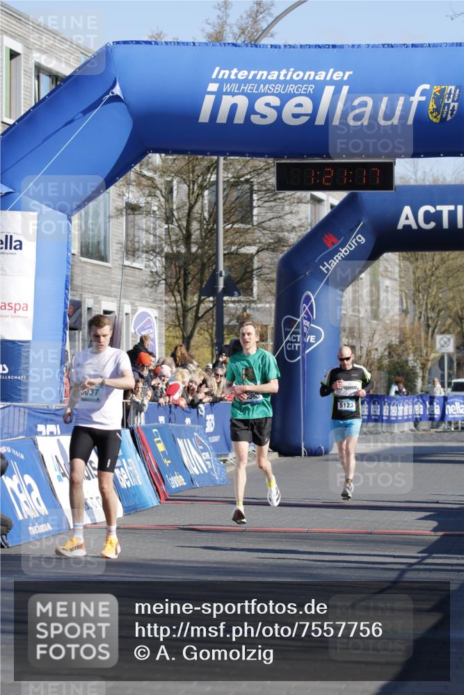 06.04.2025 - 44. Internationalen Wilhelmsburger Insellauf A. Gomolzig http://msf.ph/oto/7557756 06.04.2025 10:11:15 Ziel 3398, 5001, 5037 meine-sportfotos.de